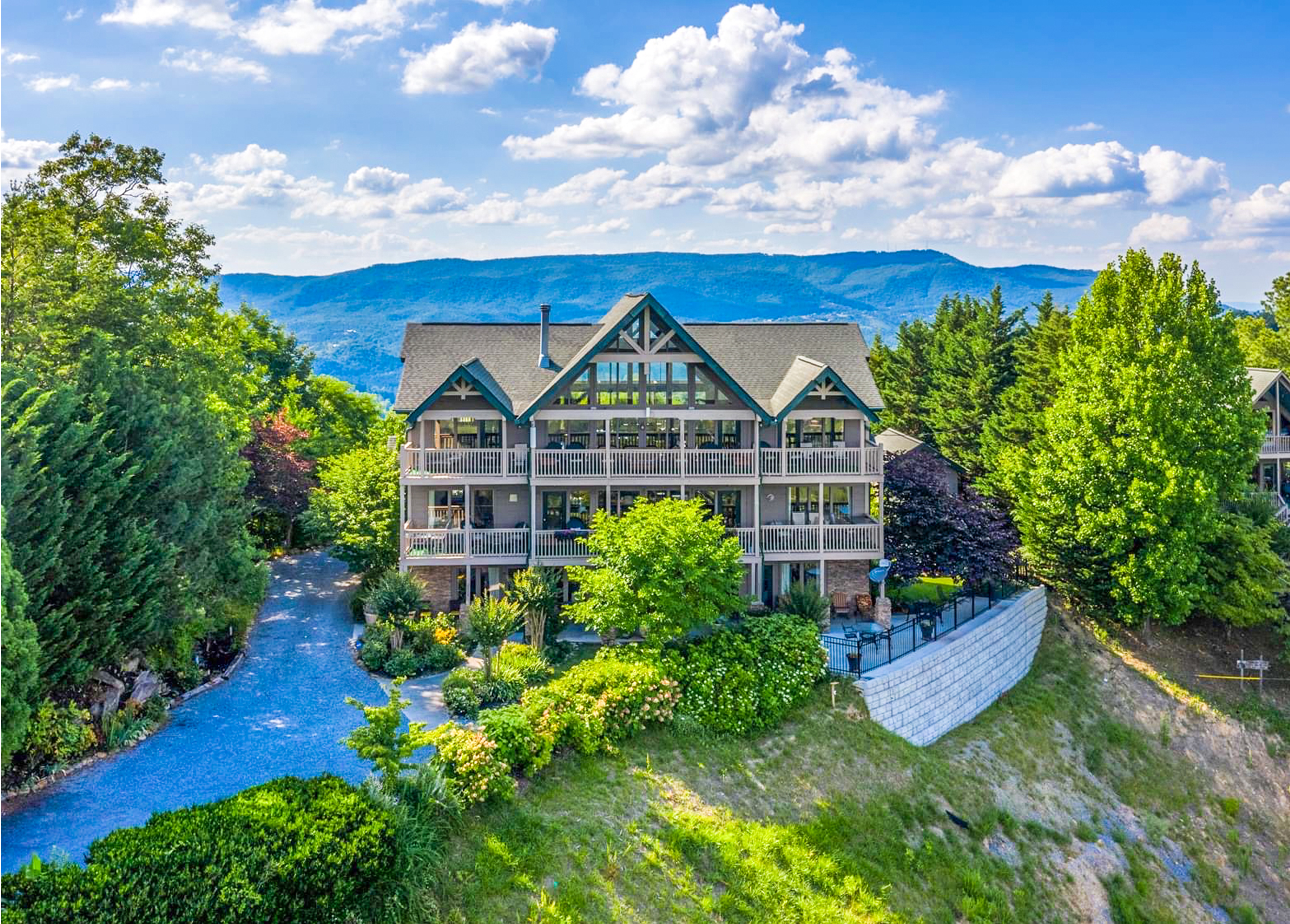 TANASI LODGE - Weddings-Retreats-Family Getaways- Gatlinburg